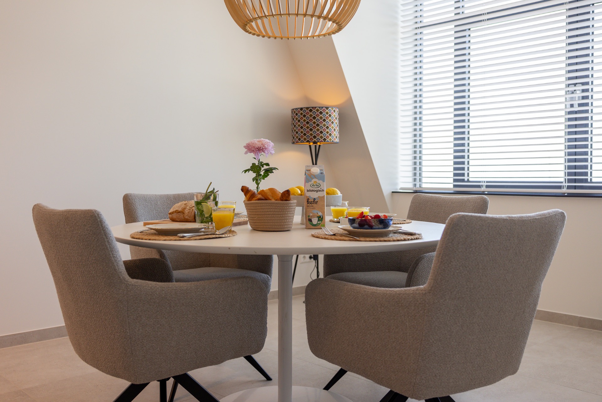 cadzandbadcsight ontbijttafel croissants arla biologisch kefir vakantieappartement