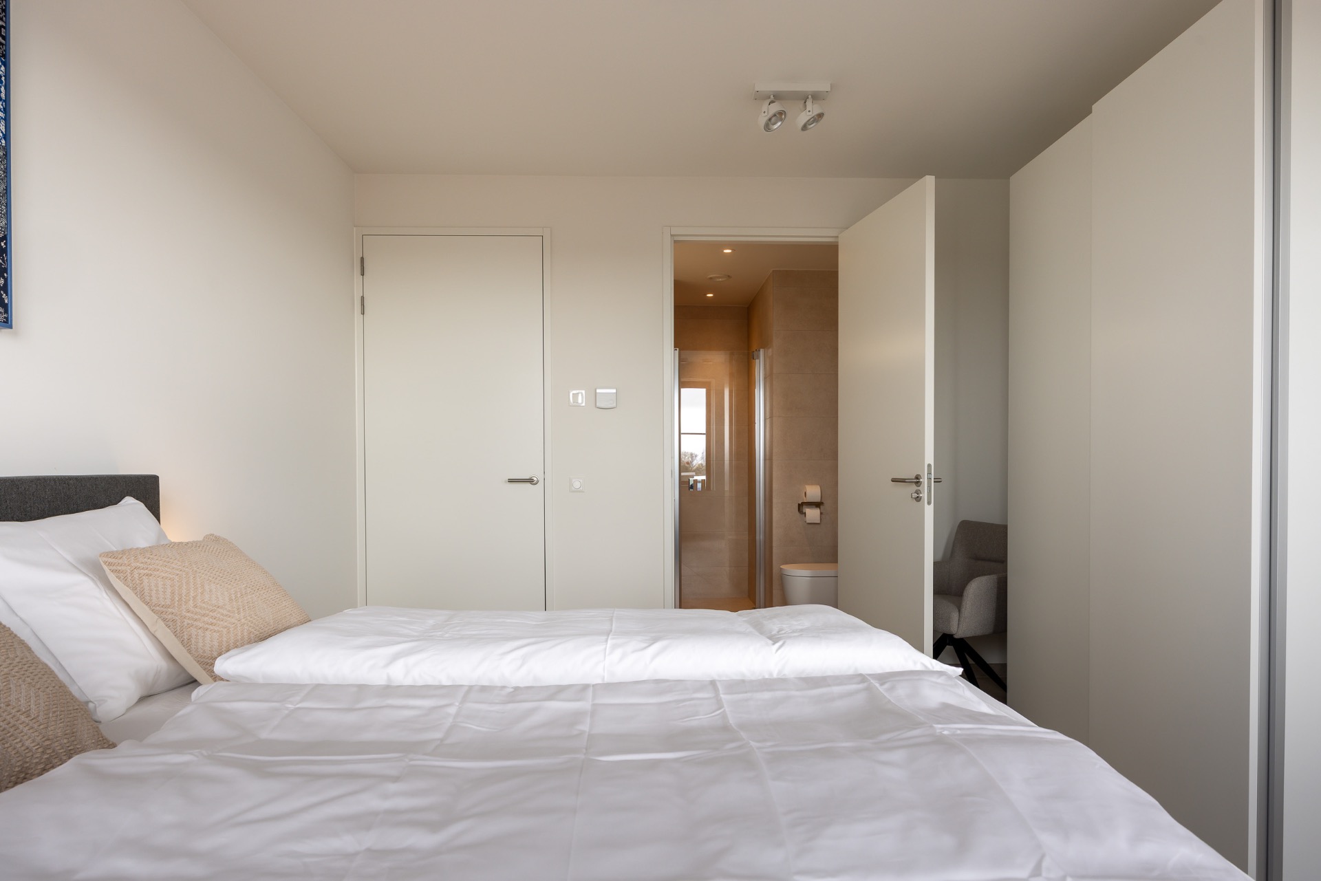 cadzandbadcsight slaapkamer ensuite vakantieappartement cadzand