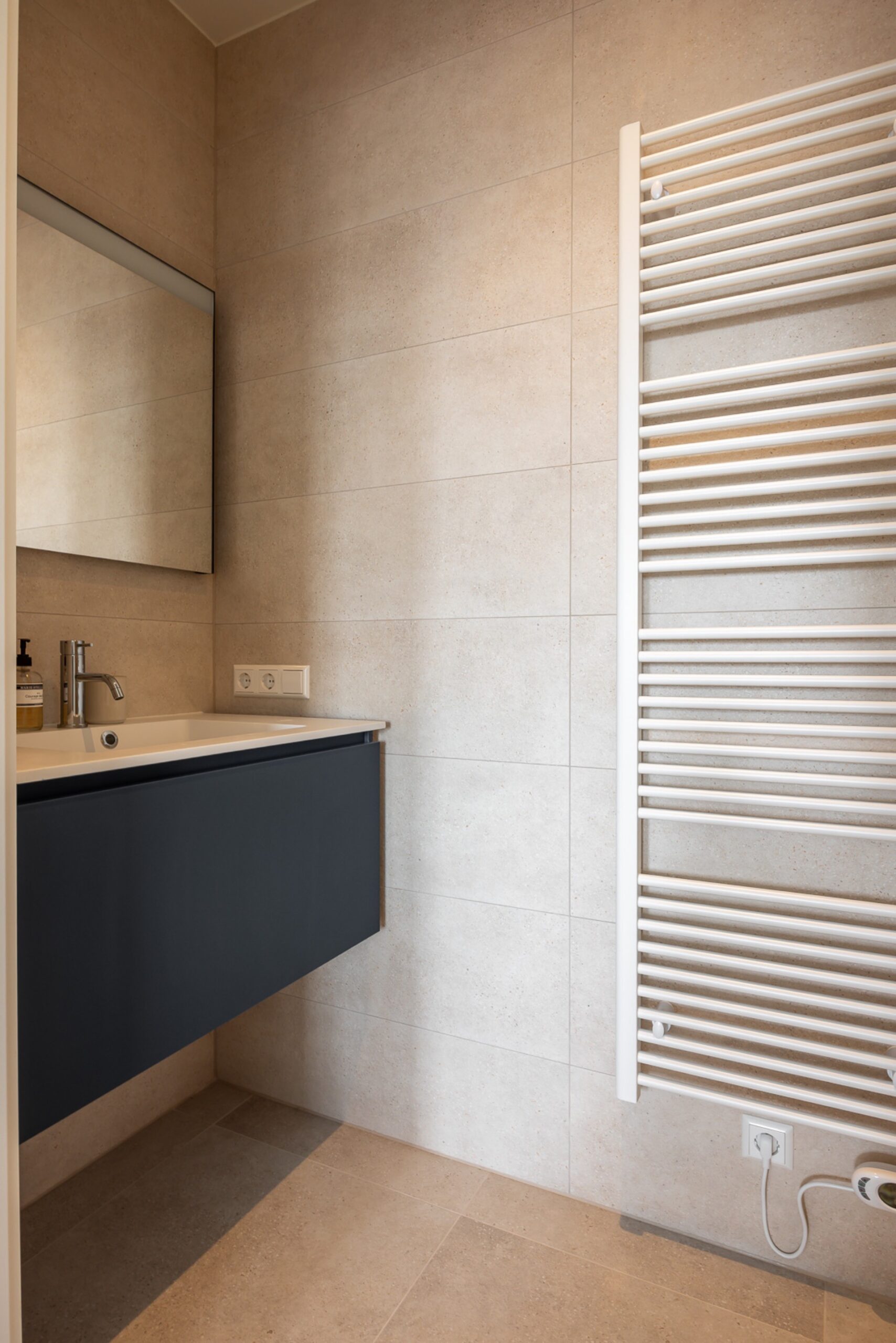 cadzandbadcsight tweede badkamer douche wastafel cadzand